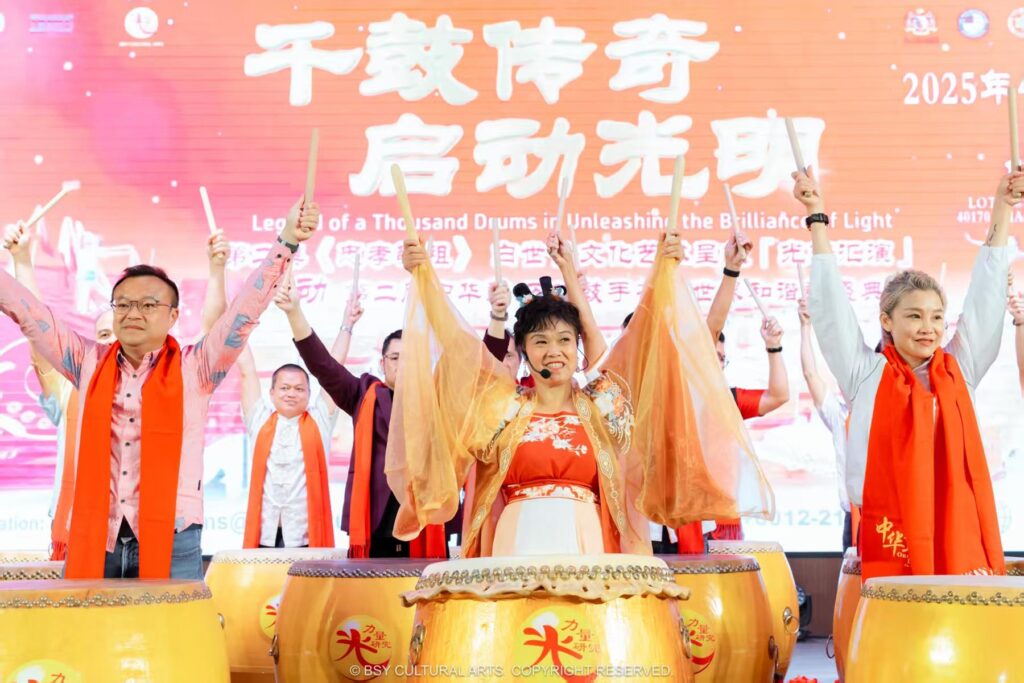 (左起）游佳豪、白世音、Victoria Lim。白世音率领开幕嘉宾和一千名鼓手进行“中华鼓”击鼓仪式。