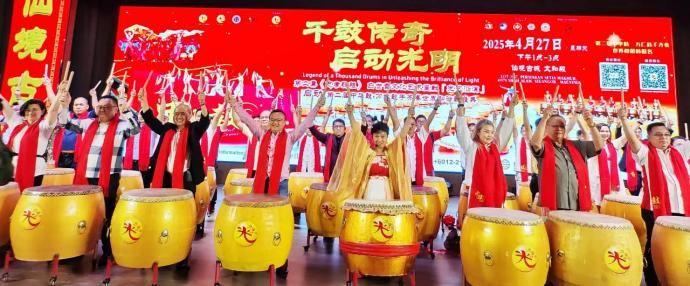 白世音（左五）率领开幕嘉宾进行“中华鼓”击鼓仪式；左起赖丽清、许国栋、洪启明、游佳豪、 林美美、许天成及汪爱泉