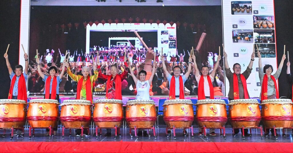 “千人国际音乐交流会 以中华鼓链接世界”正式启动。左起：林顺发、黄宝虹、李锦来、廖金星、白世音、游佳豪、王勝龍、丹尼尔、赖丽萍