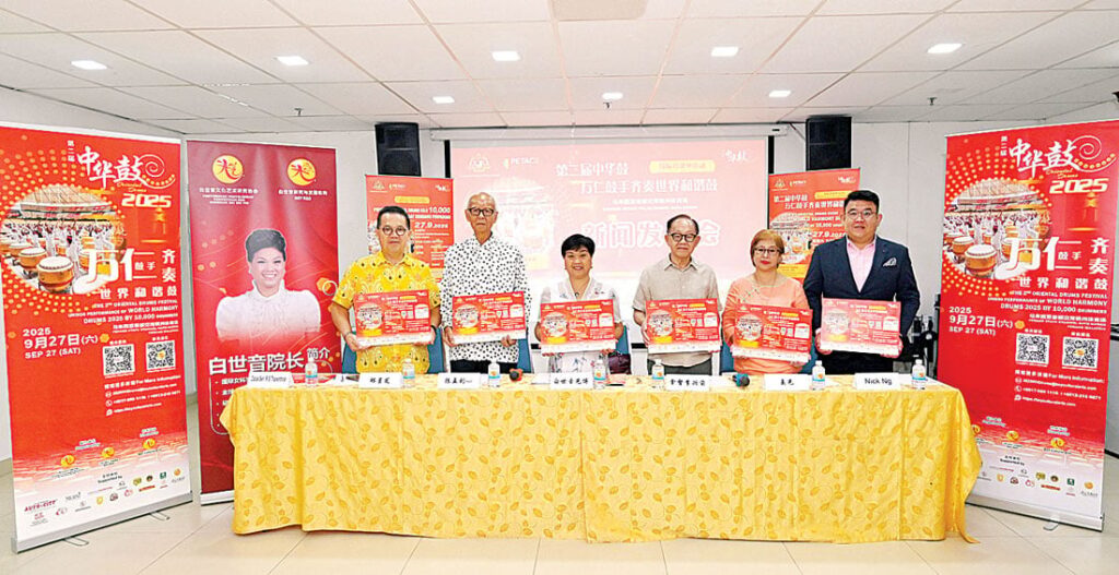 林星发（左起）、陈孟利、白世音、李兴前、美光及吴俊强欢迎大家踊跃参与“中华鼓·万仁鼓手齐奏世界和谐鼓”，以鼓为媒，传递正能量。