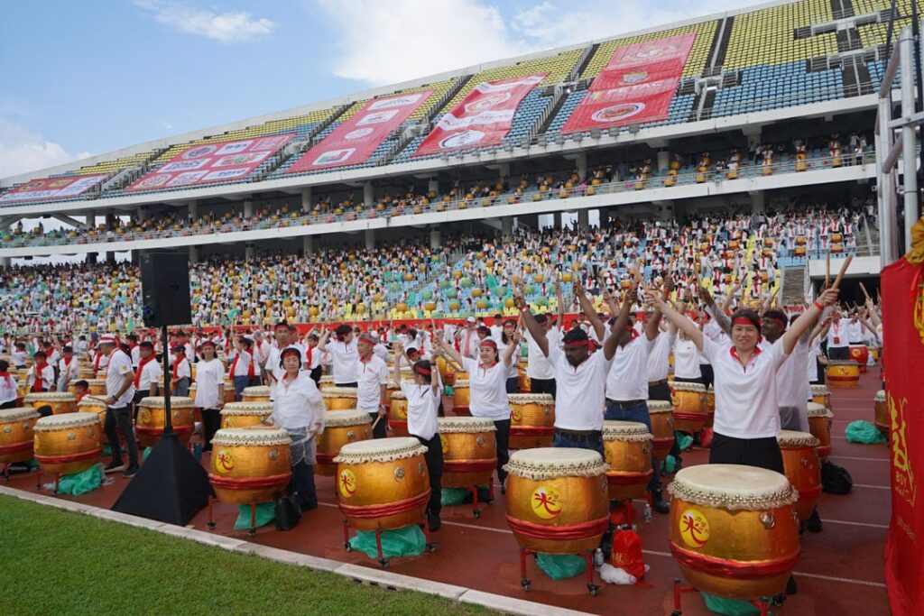 第二届中华鼓- 跑道及观众席上站满各族鼓手，场面浩大。