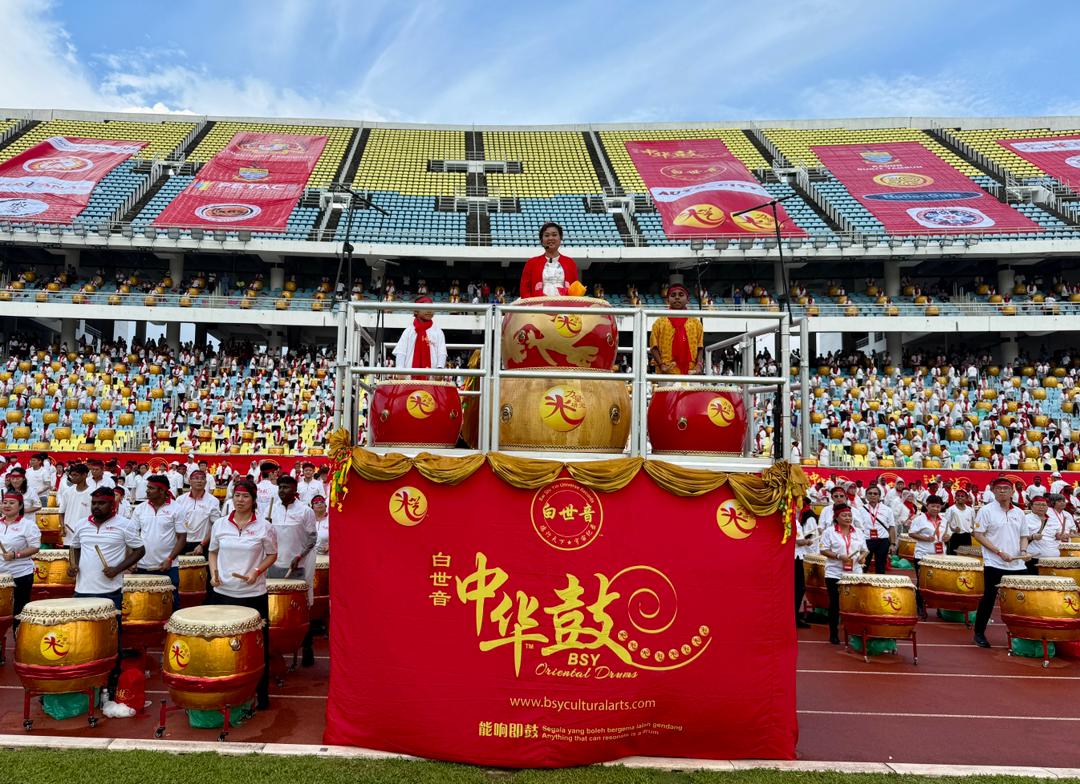 在白世音（台上中）带领上，国内外的万名鼓手一同敲响世界和谐鼓。