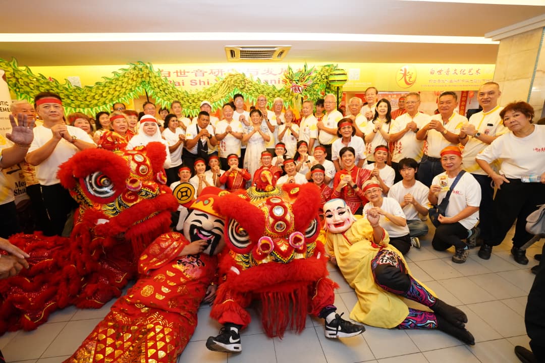 陈孟利（右12）联同白世音（左7）与众理事向各界拜年。右2起为锺英虎、彭锦富、李柏钊、袁翠燕、谢绍辉、余伟财、黄燕福、朱允楠、伍添福、张文鼎及辛纶皓（左6）。