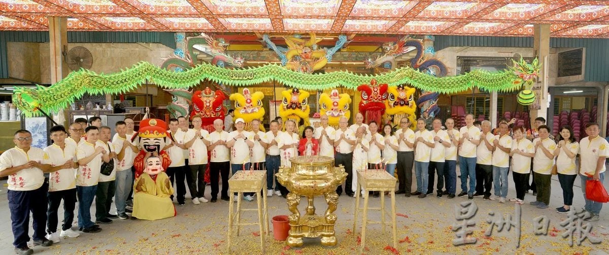 嘉宾与怡保斗母宫众理事向各界拜早年。（刘剑英摄）