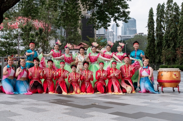 白世音第二排（左4）率她创办的BSY Cultural Arts艺术团参与新春演出，献上舞蹈《盛世吉隆坡》。